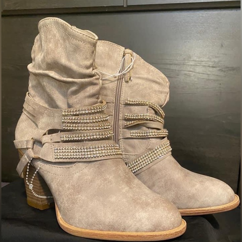 DAISY FUENTES boots with rhinestones. Womens size 8, brand new. $40